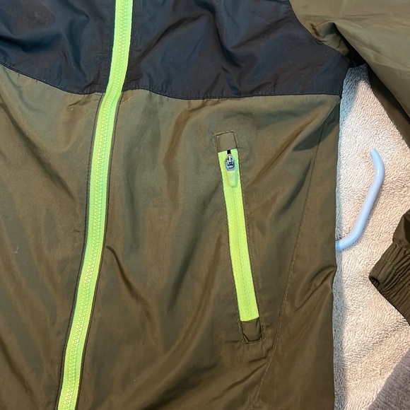 Old Navy xs(5) windbreaker with zip pockets - Picture 3 of 3